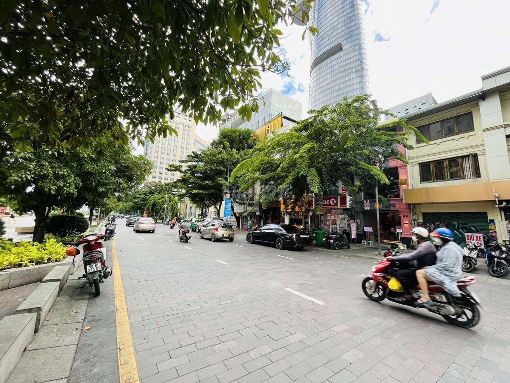 Cho thuê Mặt bằng lầu 2 Mặt tiền Nguyễn Huệ phường Bến Nghé Quận 1